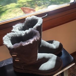 Women’s gray turn-lock Ugg boots